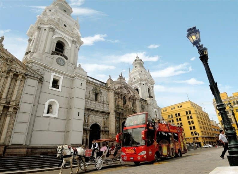 Lima - Catedral de Lima con Mirabus