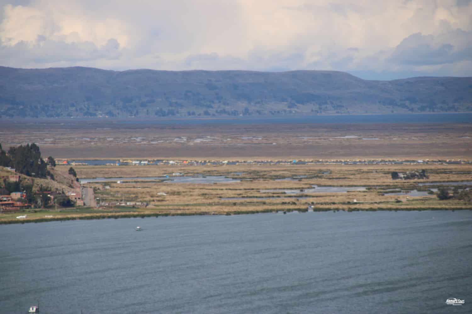 Puno - El Lago Titicaca con los islas flotantes de los Uros