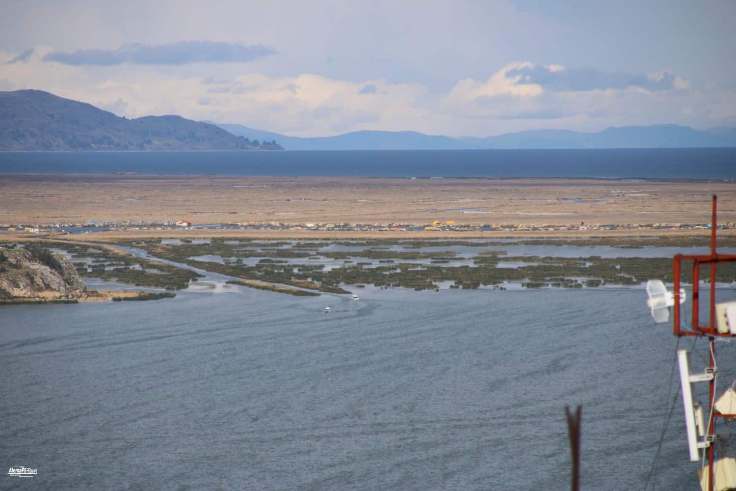 Puno - El Lago Titicaca con los islas flotantes de los Uros