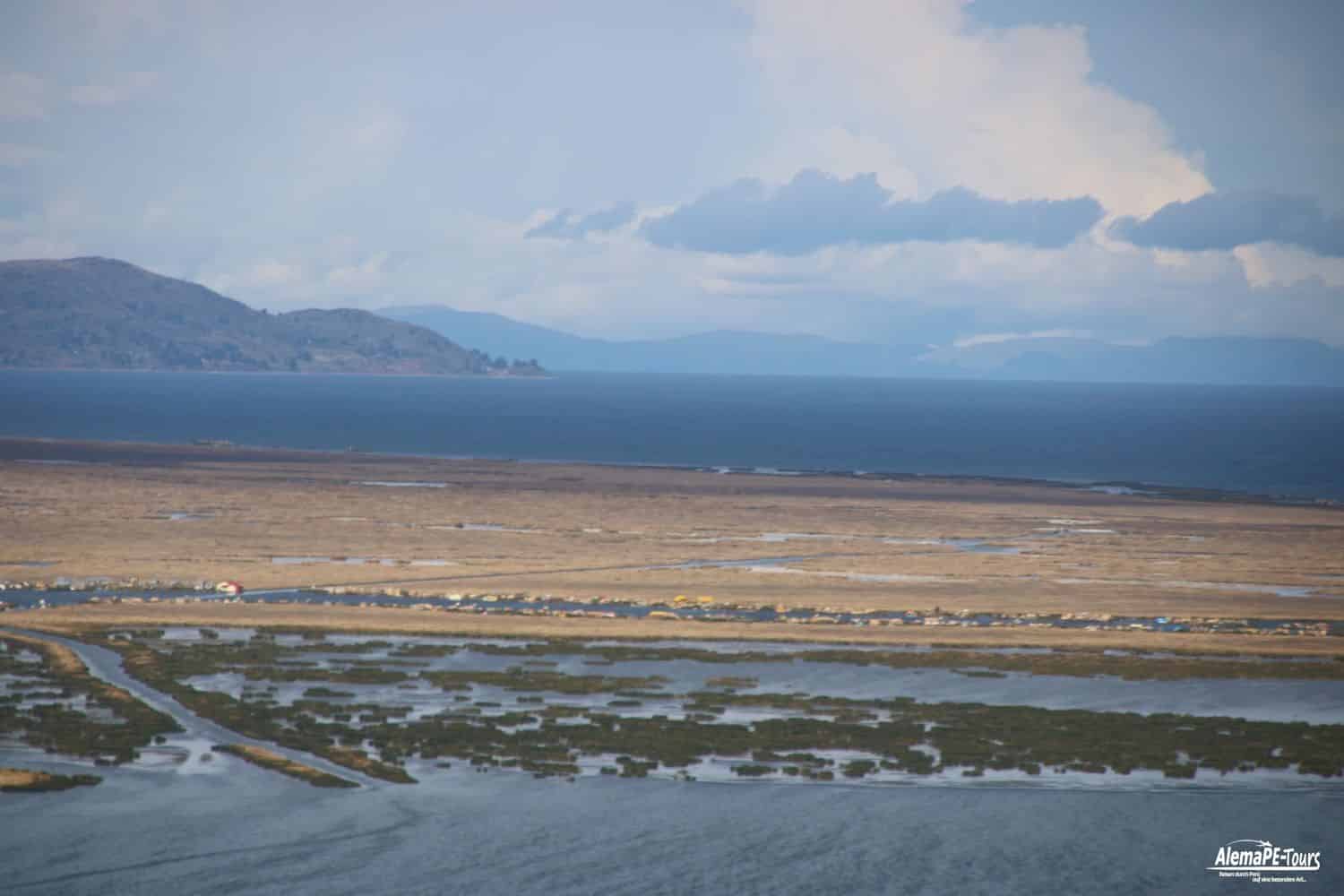 Puno - El Lago Titicaca con las islas flotantes de los Uros