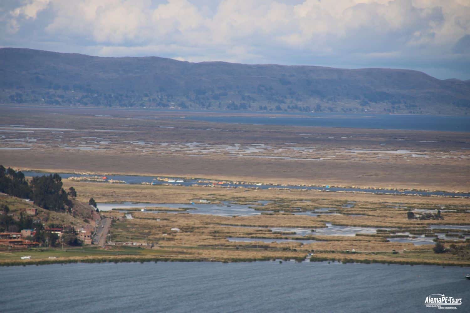 Puno - El Lago Titicaca con las islas flotantes de los Uros