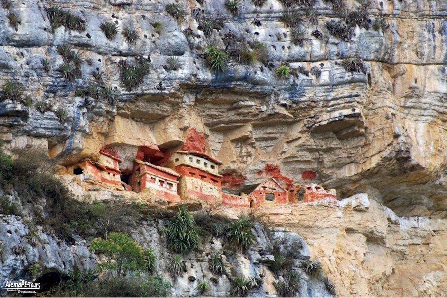 Chachapoyas - Revash - Mausoleo de los Chachapoyas