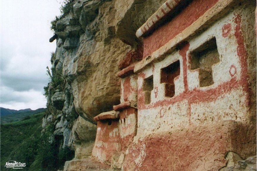 Chachapoyas - Revash - Mausoleo de los Chachapoyas