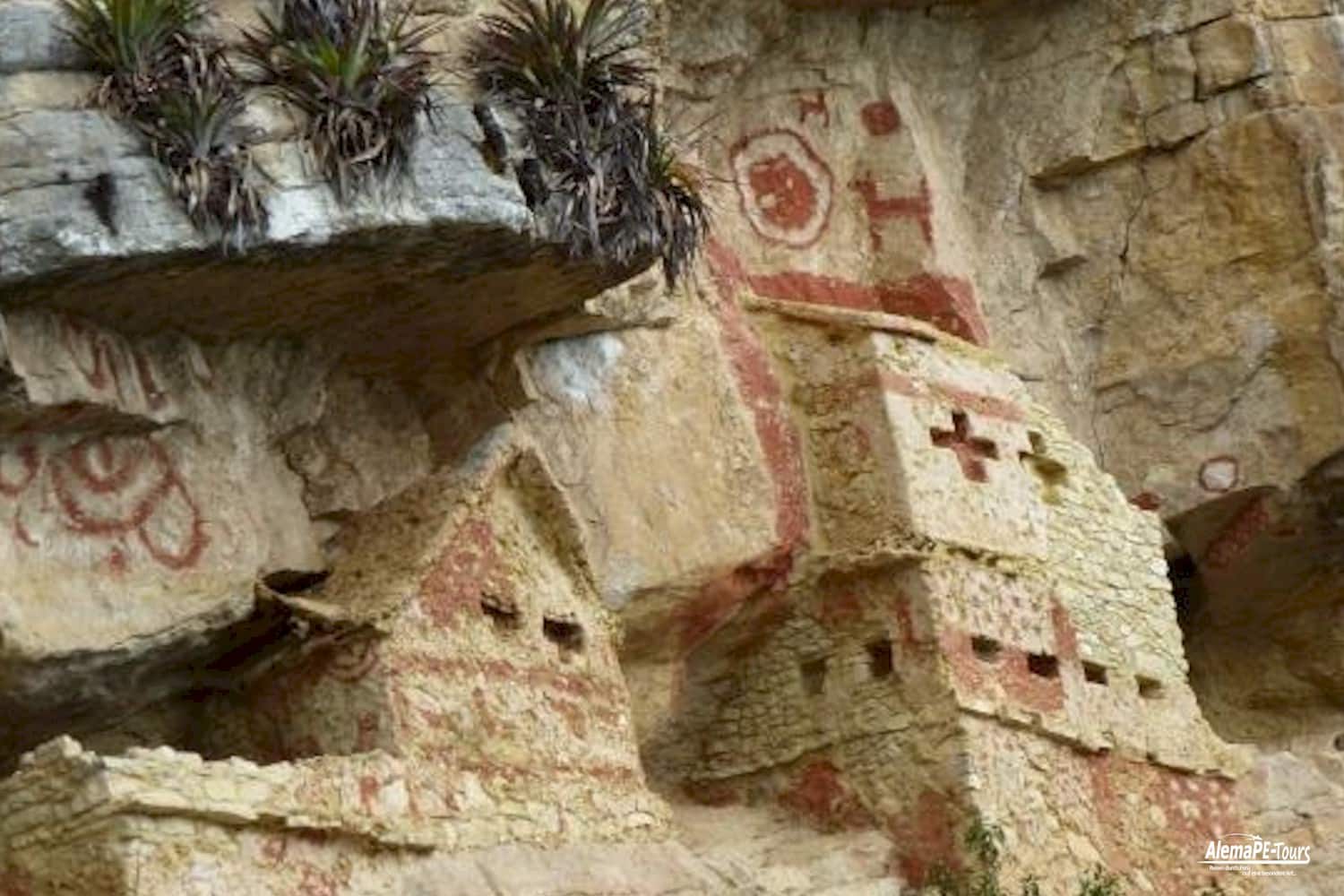 Chachapoyas - Revash - Mausoleo de los Chachapoyas