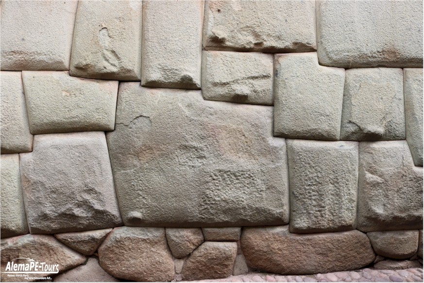 Cuscio - Piedra de 12 Angulos