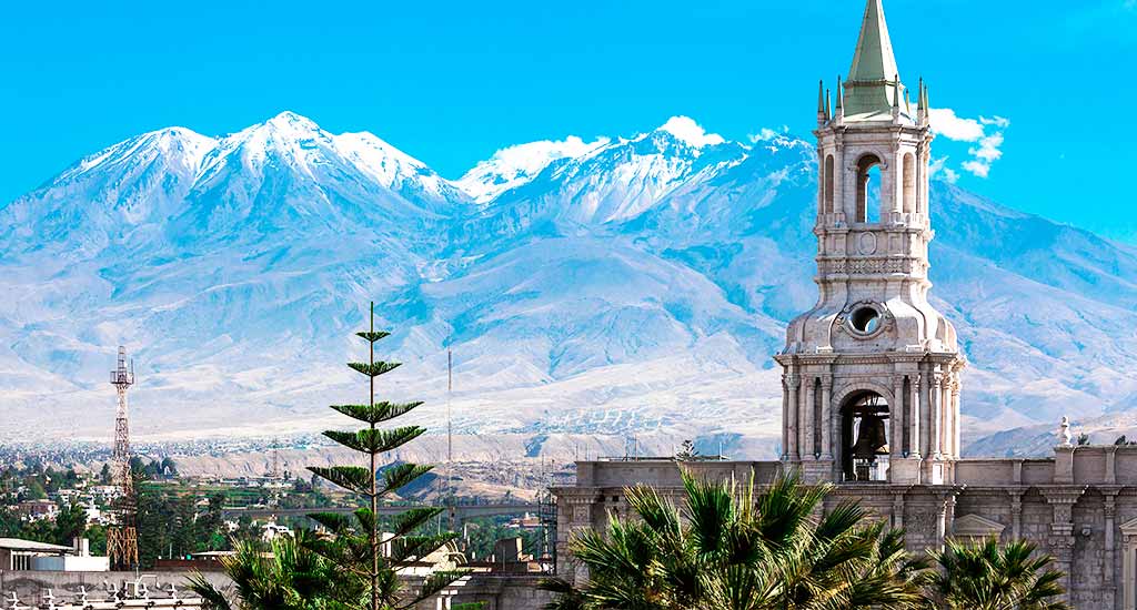 10 beliebte Orte in Arequipa, die einen Besuch wert sind 1 Domiruthperutravel Arequipa Mainsquare Misti